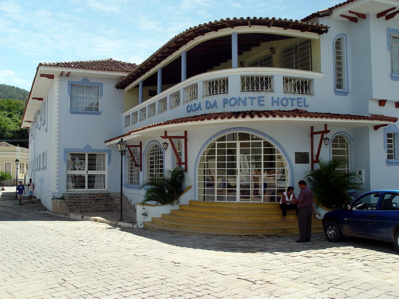 Tanto a Casa de Cora como este hotel ficam  beira do Rio